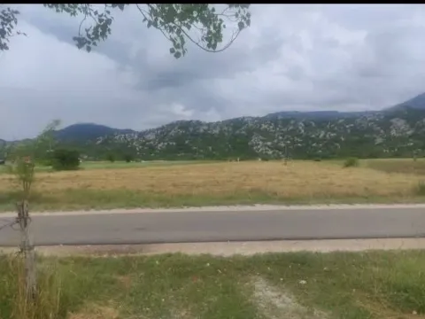 Zemljište in Grahovo