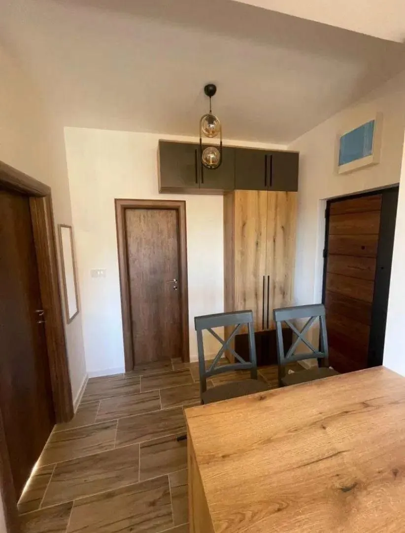 Izdavanje, jednosoban stan, 45m², Mažina, Tivat