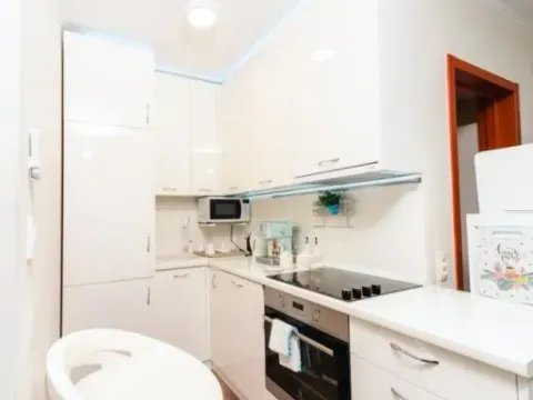 Izdavanje, dvosoban stan, 50m², Bečići, Budva - image 2