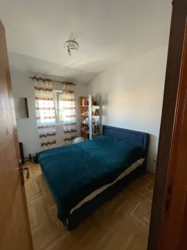 Spavaća soba sa bračnim krevetom, parketom i prozorom. - image 3