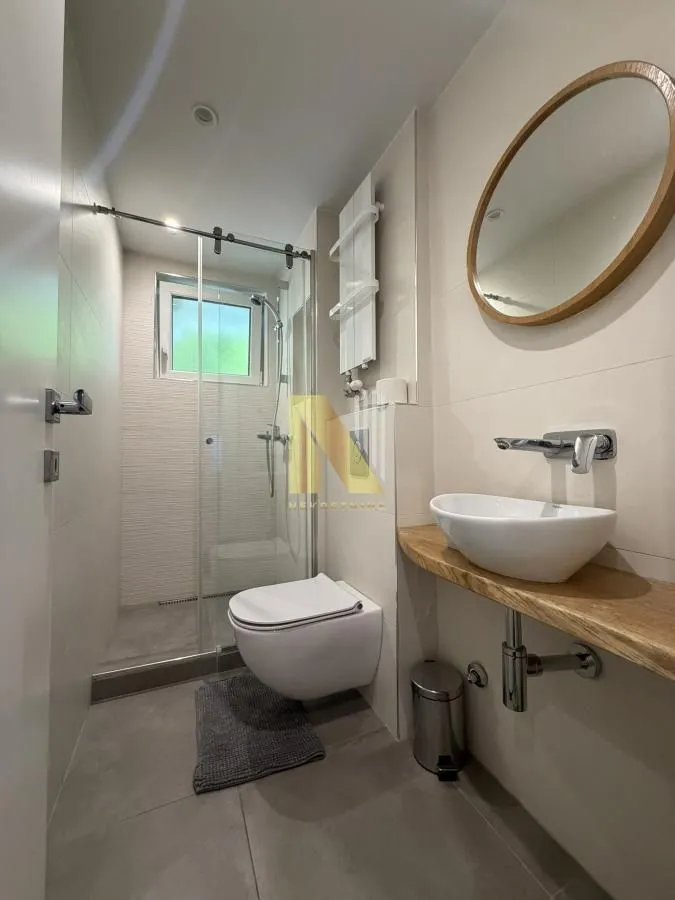 Izdavanje, četvorosoban stan, 100m², Stari grad, Novi Sad