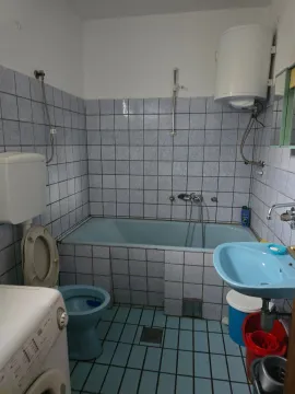 Manje kupatilo sa plavim sanitarijama, kadom i bojlerom. - image 16