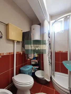 Manje kupatilo sa tuš kabinom, WC šoljom i bojlerom. - image 10