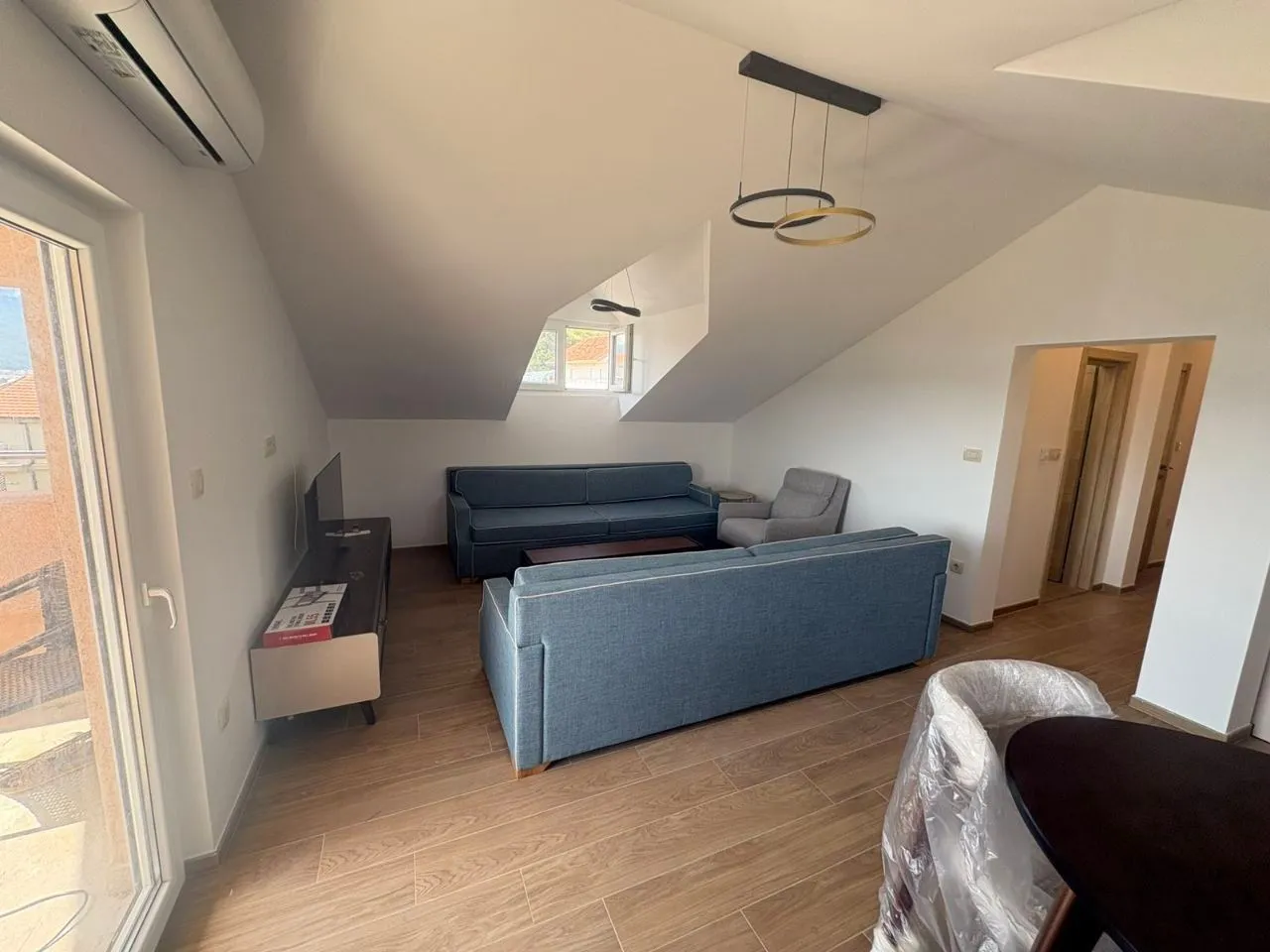 Izdavanje, dvosoban stan, 60m², Tivat, Crna Gora