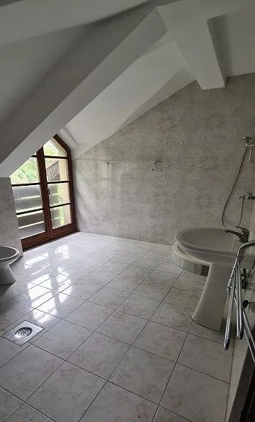 Izdavanje, kuća, 360m², Autokomanda, Voždovac Sve Podlokacije