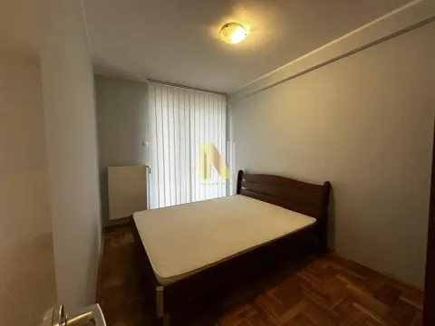 Nameštena spavaća soba sa bračnim krevetom i parketom na podu. - image 4