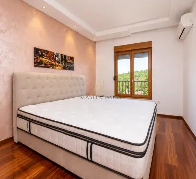 Izdavanje, četvorosoban stan, 140m², Centar, Podgorica - image 9