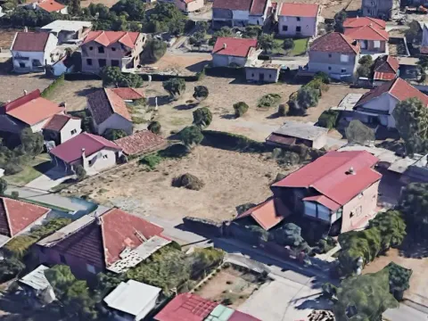 Zemljište in Zlatica