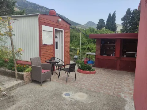 Dvorište sa pomoćnim objektom, garniturom za sedenje i roštiljem. - image 11