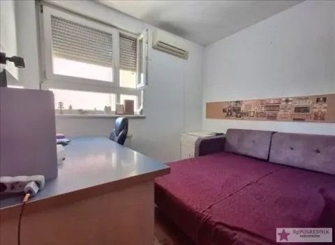 Manja spavaća soba sa krevetom na razvlačenje i radnim stolom. - image 6