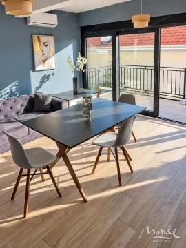 Dnevni boravak sa trpezarijskim stolom i izlazom na terasu. - image 10