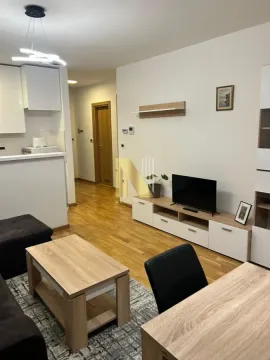 Dnevna soba sa televizorom, garniturom i trpezarijskim stolom. - image 7
