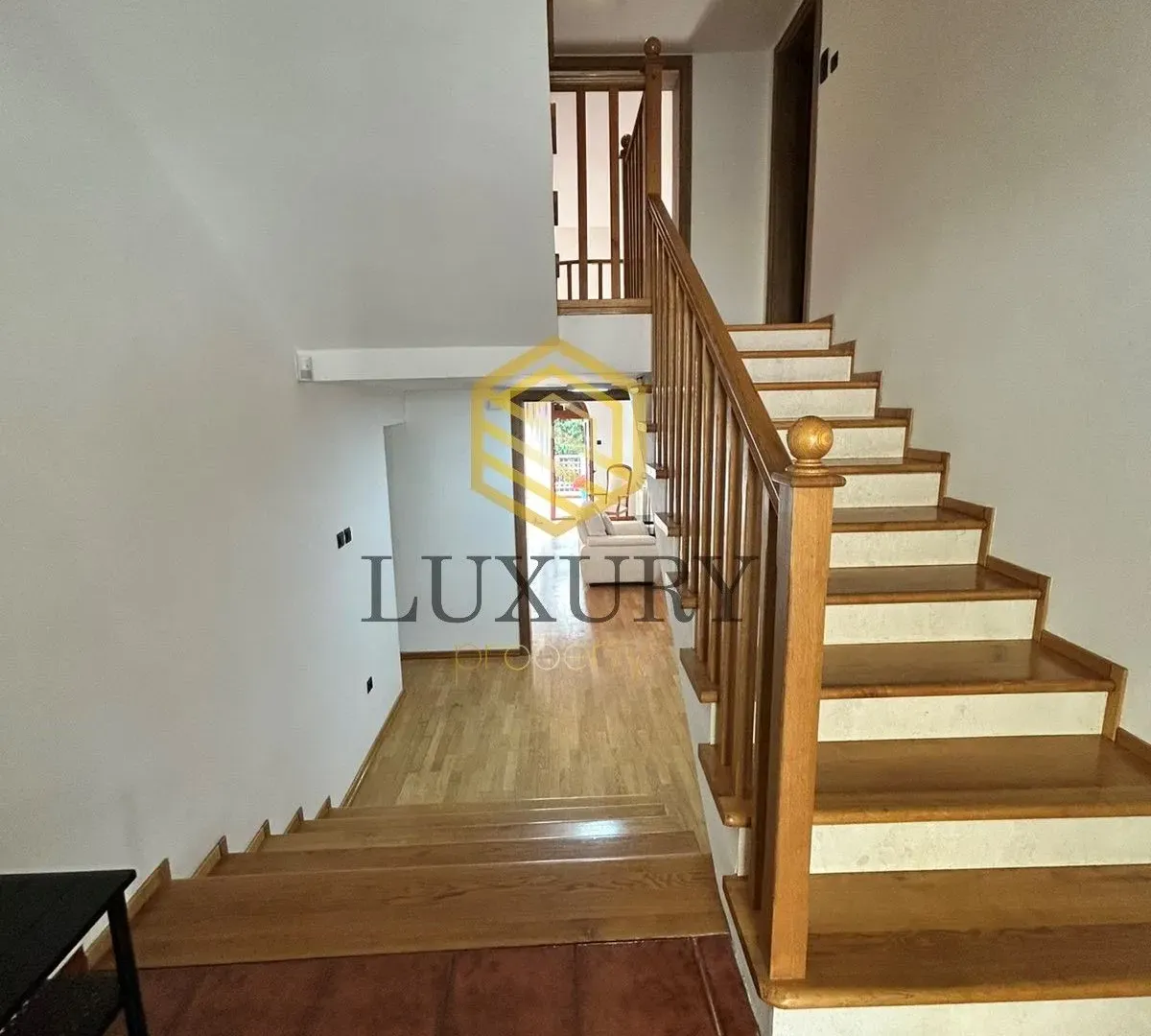 Izdavanje, kuća, 280m², Gorica C, Podgorica