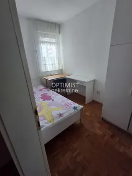 Manja spavaća soba sa krevetom, pisaći sto i garderoberom. - image 9