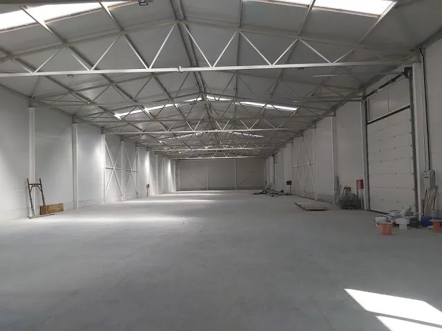 Izdavanje, poslovni prostor, 1500m², Surčin, Beograd