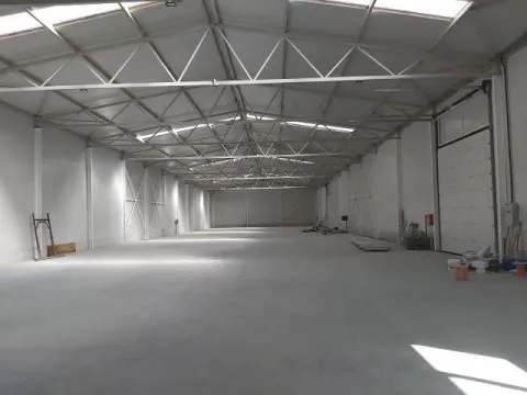 Izdavanje, poslovni prostor, 1500m², Surčin, Beograd