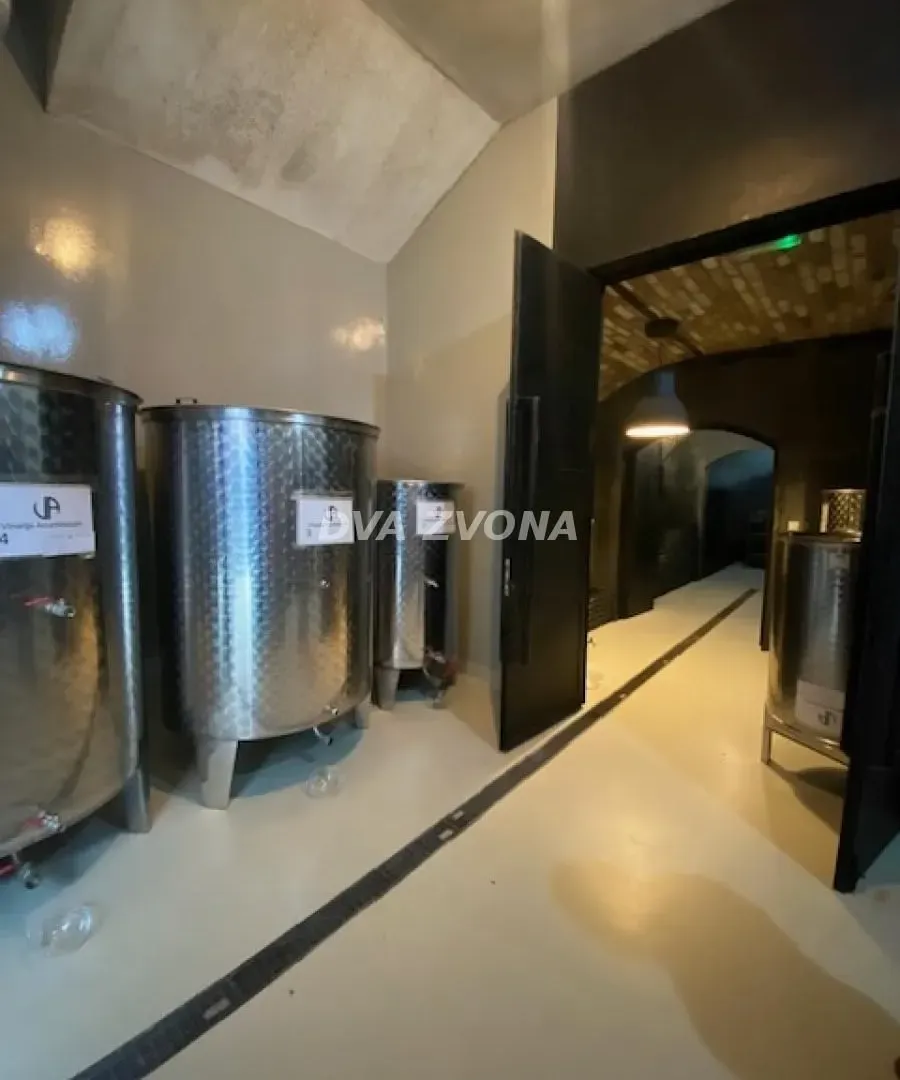 Prodaja, ugostiteljski objekat, 630m², Stari Slankamen, Inđija