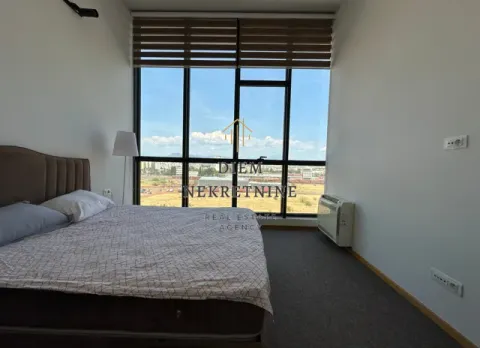 Svjetla spavaća soba sa velikim prozorom i bračnim krevetom. - image 10