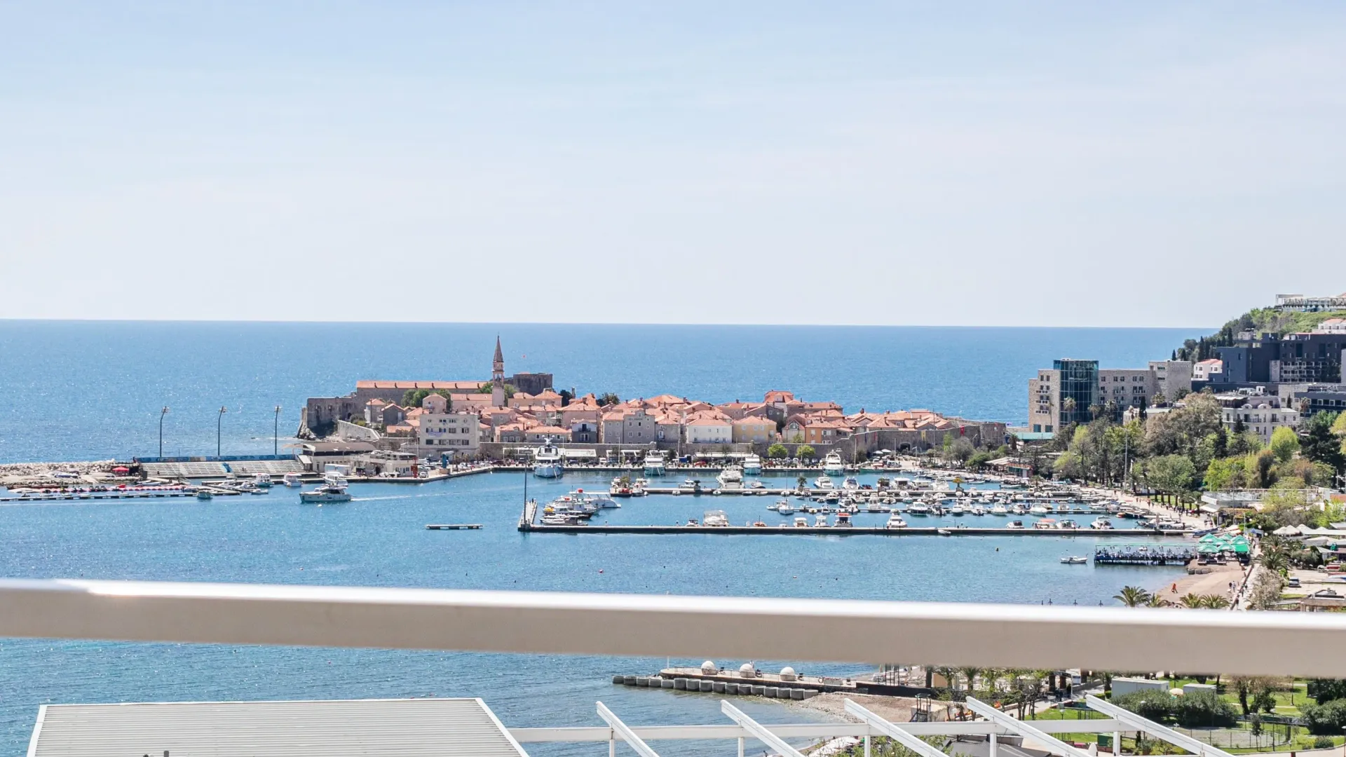 Izdavanje, jednosoban stan, 77m², Tre Canne, Budva