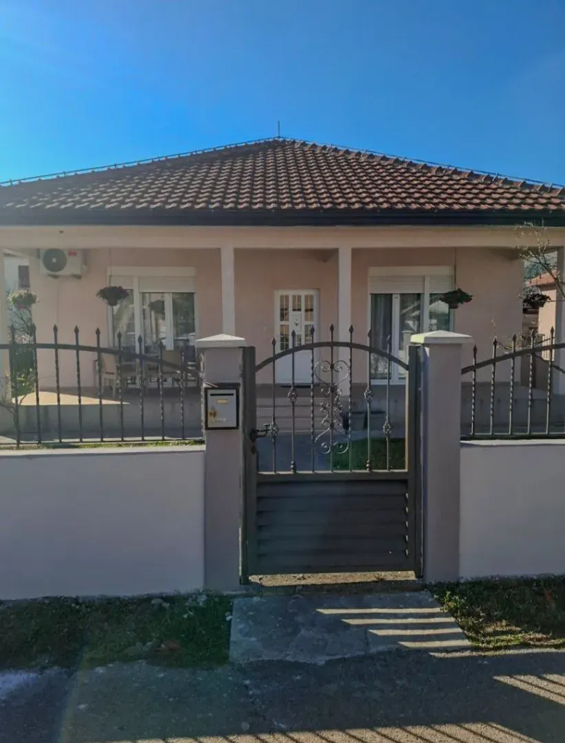 Izdavanje, kuća, 120m², Tološi, Podgorica