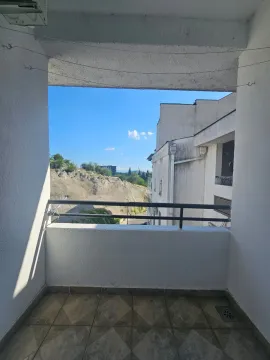 Pogled sa popločane terase na okolne zgrade i pejzaž. - image 9