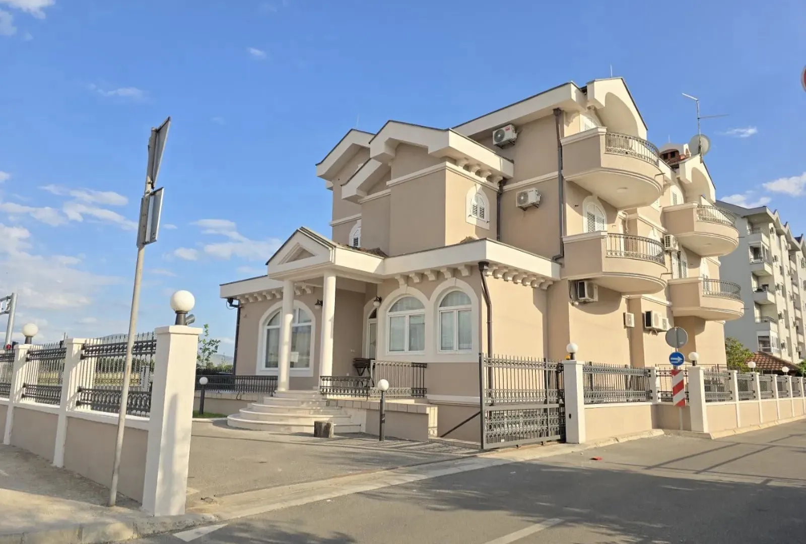 Prodaja, ugostiteljski objekat, 1000m², Stari Aerodrom, Podgorica