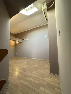 Prazna dnevna soba sa laminatom i krovnim prozorom. - image 7