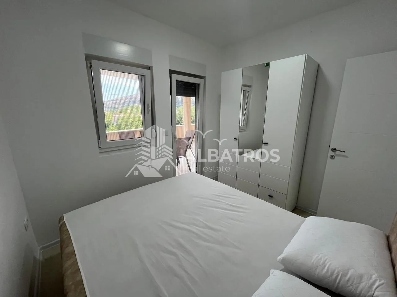 Furnished bedroom with a double bed, wardrobe, and access to the terrace.