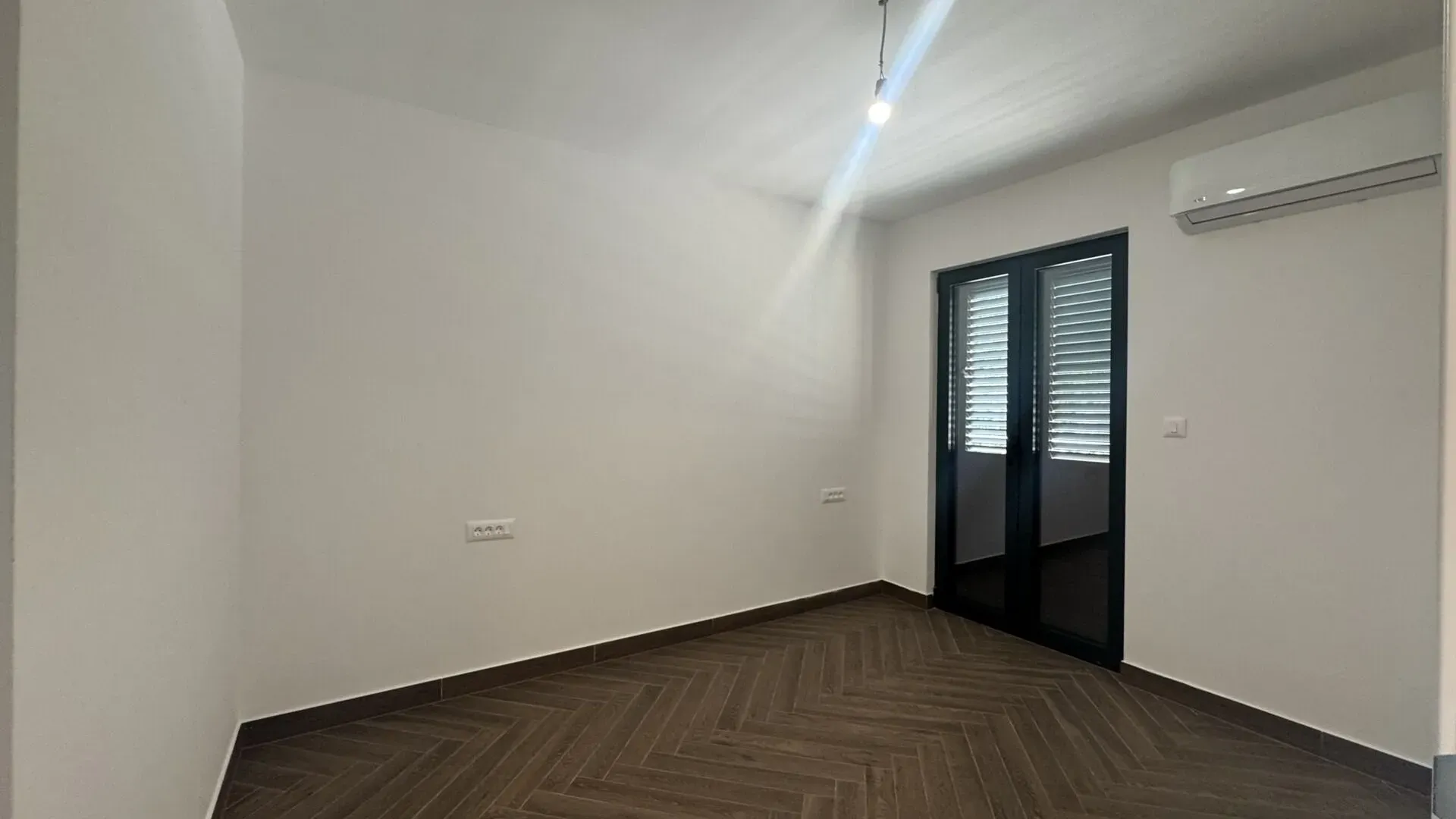 Prodaja, trosoban stan, 100m², Obala Đuraševića, Tivat