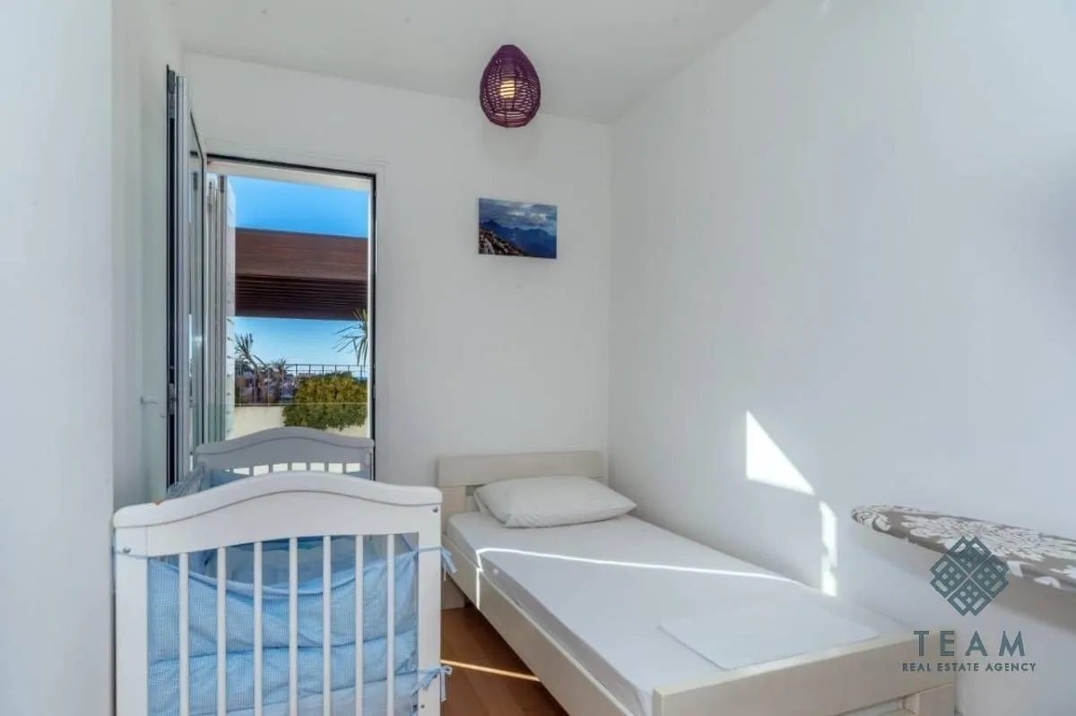 Rent, three bedroom apartment, 72m², Pržno, Budva