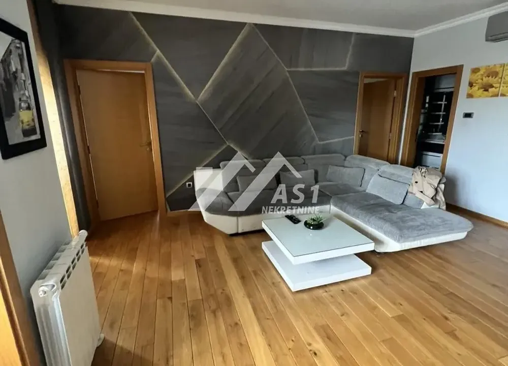 Izdavanje, trosoban stan, 65m², Centar, Novi Sad