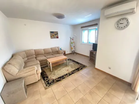 Dnevna soba sa ugaonom garniturom, stočićem i klima uređajem. - image 12