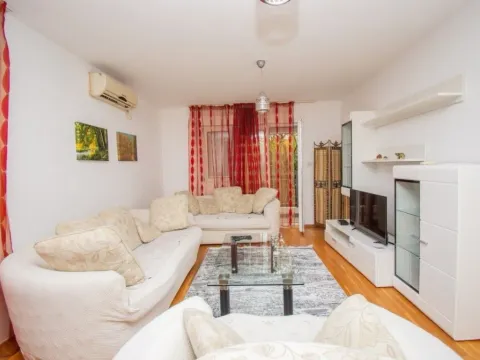 Izdavanje, trosoban stan, 80m2, Dalmatinska ulica, Podgorica Izdavanje, trosoban stan, 80m2, Dalmatinska ulica, Podgorica