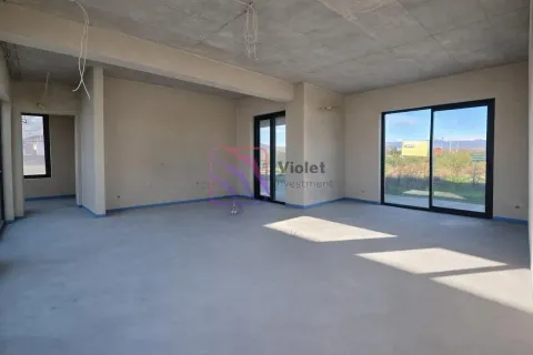 Neopremljena prostorija u izgradnji sa velikim staklenim površinama. - image 15