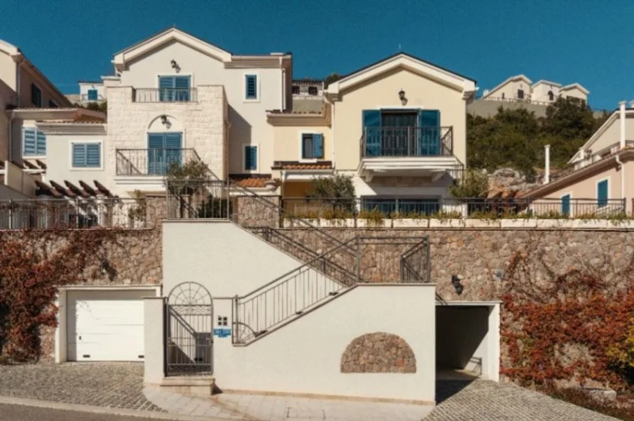 Izdavanje, kuća, 200m², Luštica Bay, Tivat