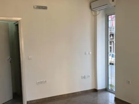 Izdavanje, poslovni prostor, 25m², Centar, Podgorica - image 3