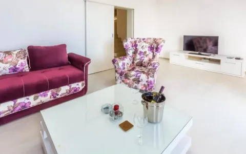 Dnevna soba sa garniturom, foteljom i televizorom. - image 7