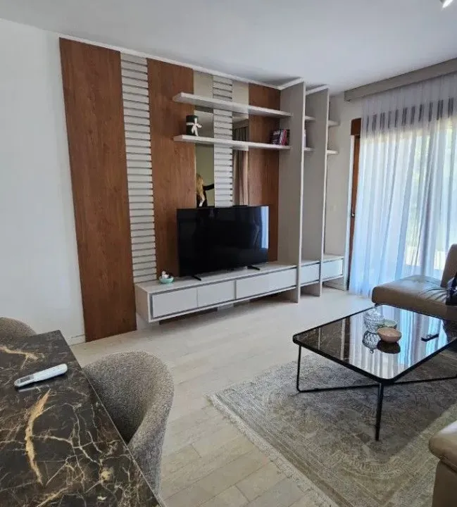 Izdavanje, dvosoban stan, 74m², Tivat, Crna Gora