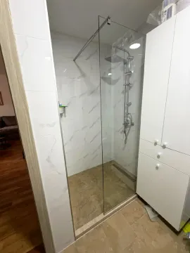 Moderne kupatilo sa tuš kabinom i bijelim elementima. - image 7