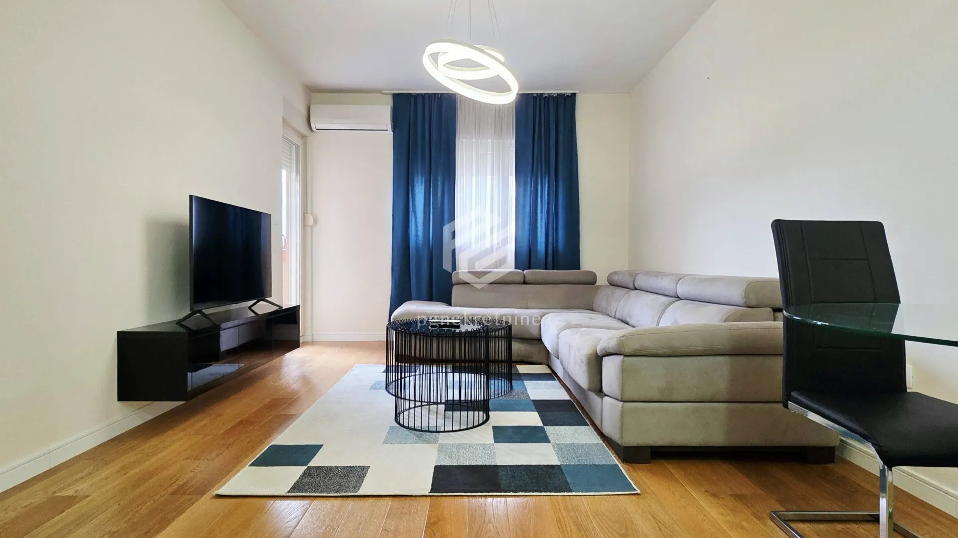 Izdavanje, jednosoban stan, 49m², Central Point, Podgorica