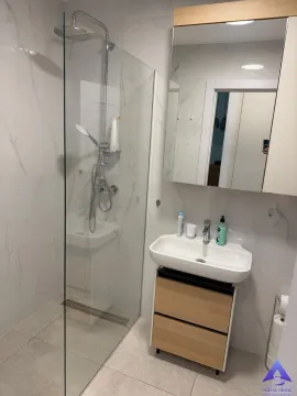 Moderno kupatilo sa tuš kabinom i umivaonikiem sa ormarićem. - image 7