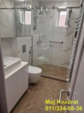 Moderno opremljeno kupatilo sa tuš kabinom, umivaonikom i WC šoljom. - image 6
