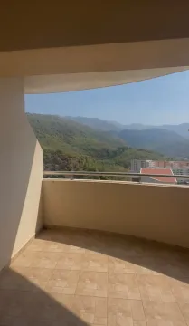 Nenameštena terasa sa pogledom na planine. - image 12