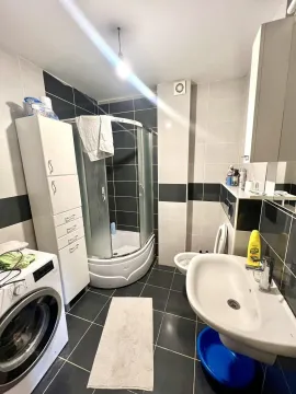 Funkcionalno kupatilo sa tuš kabinom, lavaboom i veš mašinom. - image 10