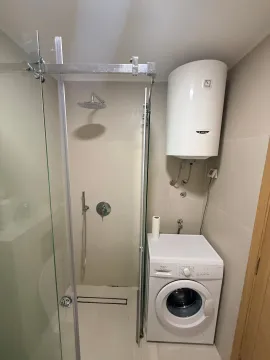 Manje kupatilo sa tuš kabinom, bojlerom i veš mašinom. - image 8
