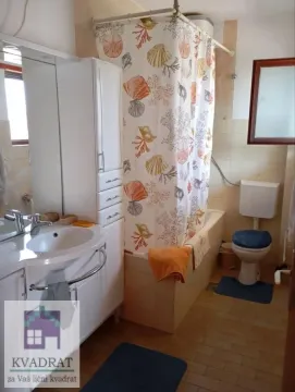 Manje kupatilo sa kadom, umivaonikom i toaletom. - image 11