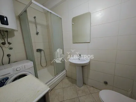 Kupatilo opremljeno tuš kabinom, umivaonikom, ogledalom i veš mašinom. - image 8