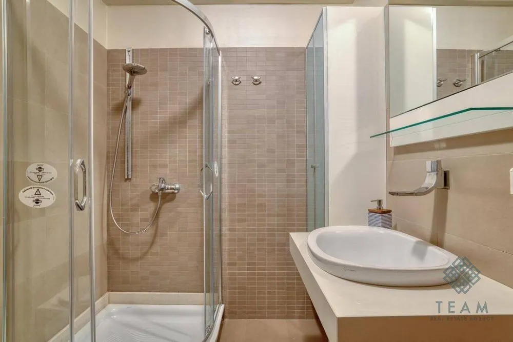 Izdavanje, dvosoban stan, 90m², Centar, Podgorica