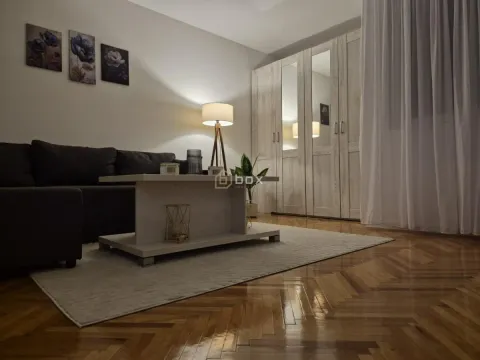 Dnevna soba sa garniturom, stočićem i garderoberom. - image 2
