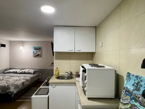 Izdavanje, garsonjera, 22m², Budva, Crna Gora - image 1